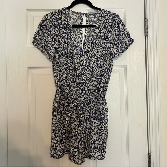 Rails Sophia Romper in Navy Camellia Floral Buttons Waist Tie keyhole back - Picture 3 of 8